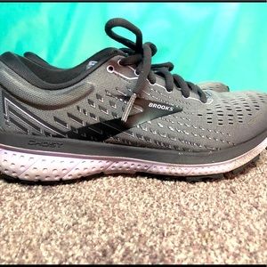 Women’s Brooks sneaker size 7